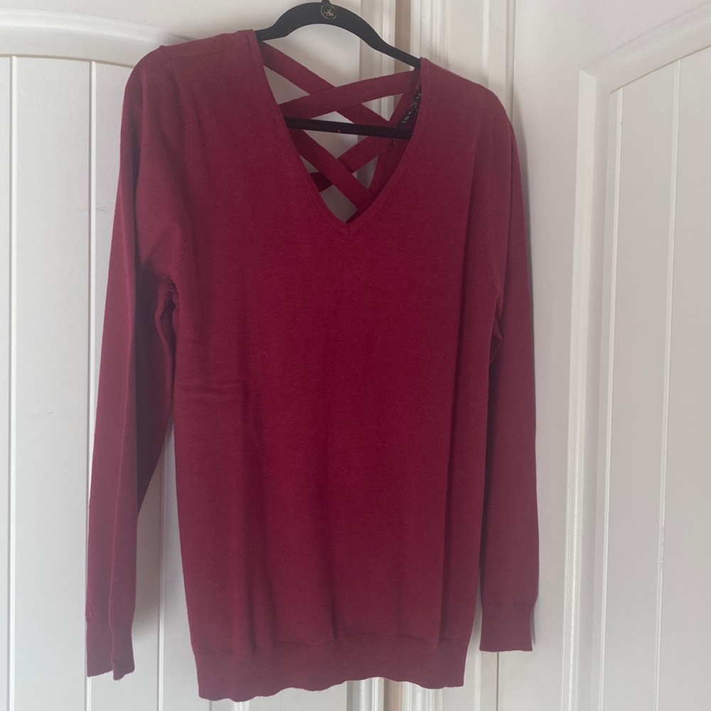 Gorgeous sweater with cross cross detailing on back xl